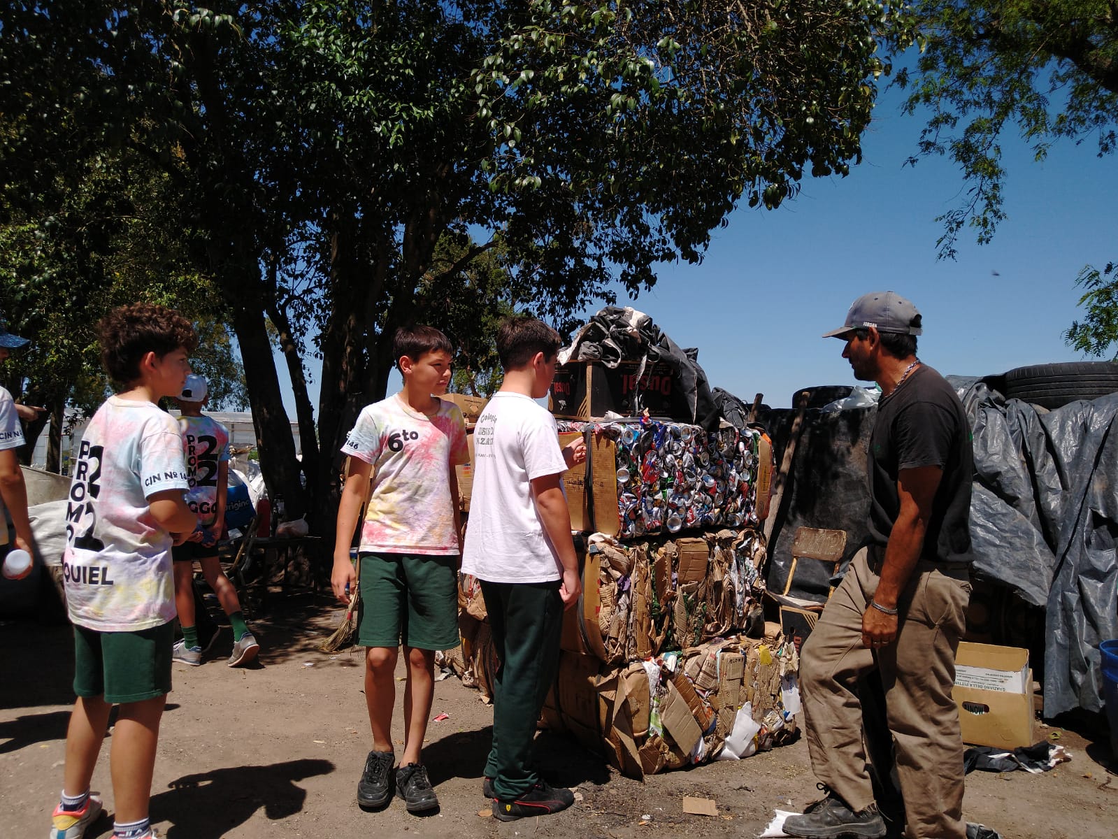 Cooperativa de recuperadores de residuos "Creando Valores" de la localidad de Ramírez, brindando un circuito educativo a alumnos y alumnas de una escuela primaria de la localidad.