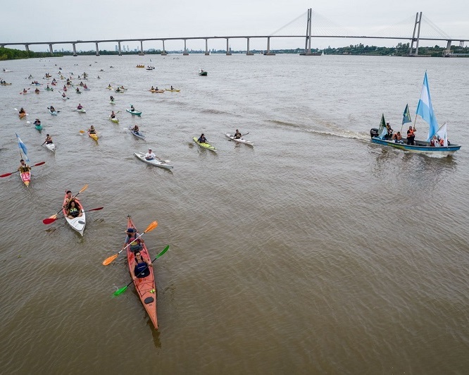 En la remada “Salvemos el Paraná” anticiparon un litigio judicial por la Hidrovía