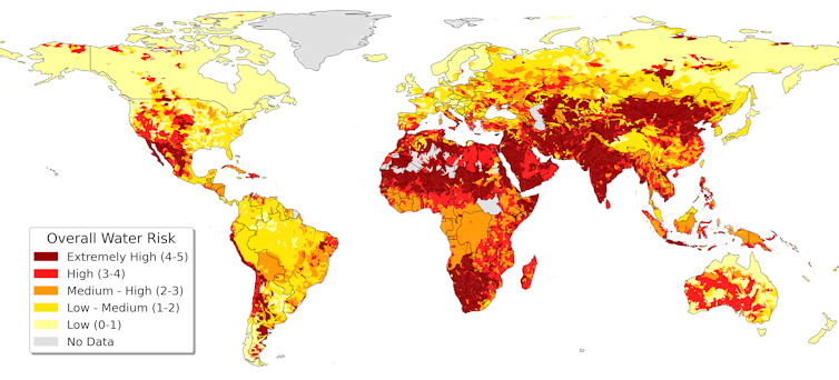 Un mapa muestra que la mayor parte de África, el sur de Asia y gran parte del oeste de los Estados Unidos tienen altos niveles de riesgo relacionados con el agua. 