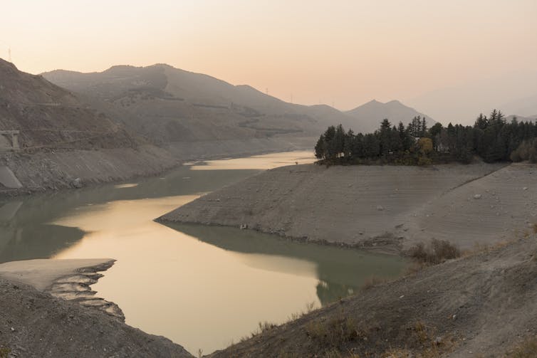 Las marcas equivalentes a las de una bañera muestran lo mucho que ha bajado el nivel del agua en un embalse