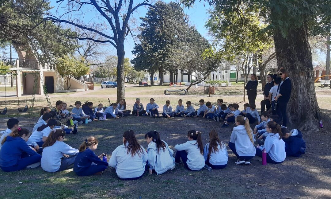 Los niños que tienen un vínculo de amor con la naturaleza son más creativos y felices.