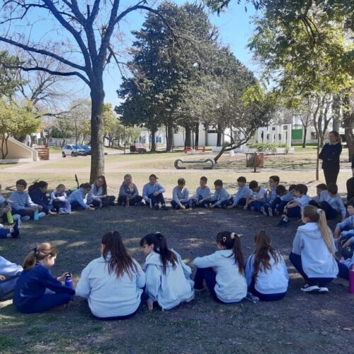 Los niños que tienen un vínculo de amor con la naturaleza son más creativos y felices.